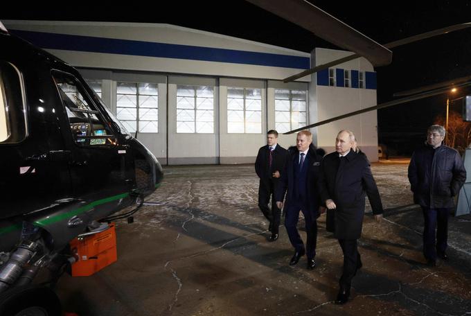 To je prvič, da je ruski predsednik obiskal mesto, ki so ga ruske sile lani pred zavzetjem več tednov oblegale in bombardirale, obiskal pa ga je dan po tem, ko je Mednarodno kazensko sodišče (ICC) izdalo nalog za njegovo aretacijo. | Foto: Profimedia