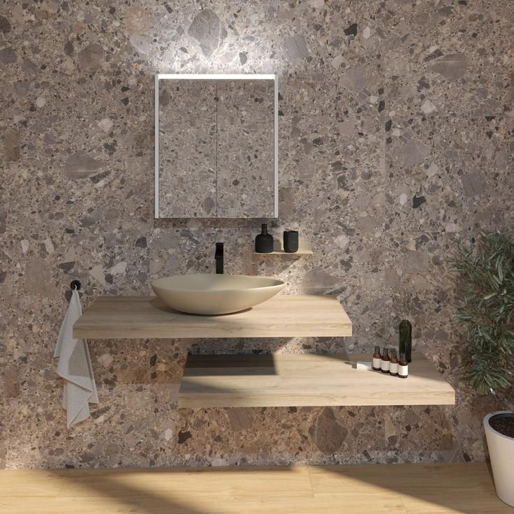 Fero-Term: Concepto+ kopalniška omarica Coco White, May Ceramics ploščica Tilezza Raggio Rovere, May Ceramics ploščica Inlay Natural, Voxort mešalnik za umivalnik Perla Black, Voxort obešalnik 3600, Terma kopalniški radiator Cube Black, Concepto umivalnik na pult Ollie Cappuccino, Voxort polica Premium 960, Voxort dozirnik za milo Gal, Voxort kozarec Gal. | Foto: Fero-Term