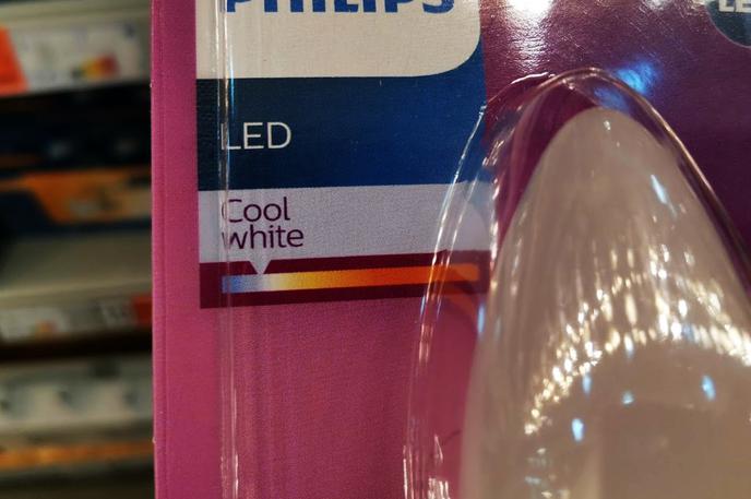 Žarnice, LED, sijalke LED | Žarnice, ki na embalaži oznanjajo, da svetijo s hladno belo svetlobo, po ugotovitvah francoskih znanstvenikov niso najboljša izbira, če želimo oči čim dlje ohraniti pri zdravju. | Foto Matic Tomšič