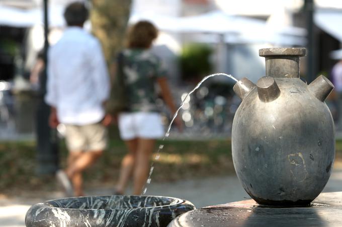 Slovenija ima bogate zaloge pitne vode. Na fotografiji je eden od ljubljanskih pitnikov, ki so vir sveže in pitne vode v odprtem javnem prostoru. | Foto: Arhiv JHL