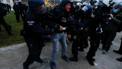 Po množičnem protestu kritike na račun nemške policije
