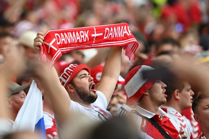 Danski navijači, v Stuttgart jih je prišlo najmanj 20 tisoč, so bili prepričani, da bodo rdeče-beli začeli Euro z zmago nad Slovenijo. Pred stadionom so nam napovedovali zmago s 3:0 oziroma 4:1, a so se ušteli. | Foto: Reuters