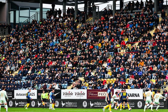 Derbi je napolnil osrednjo tribuno celjskega stadiona. | Foto: Aleš Fevžer