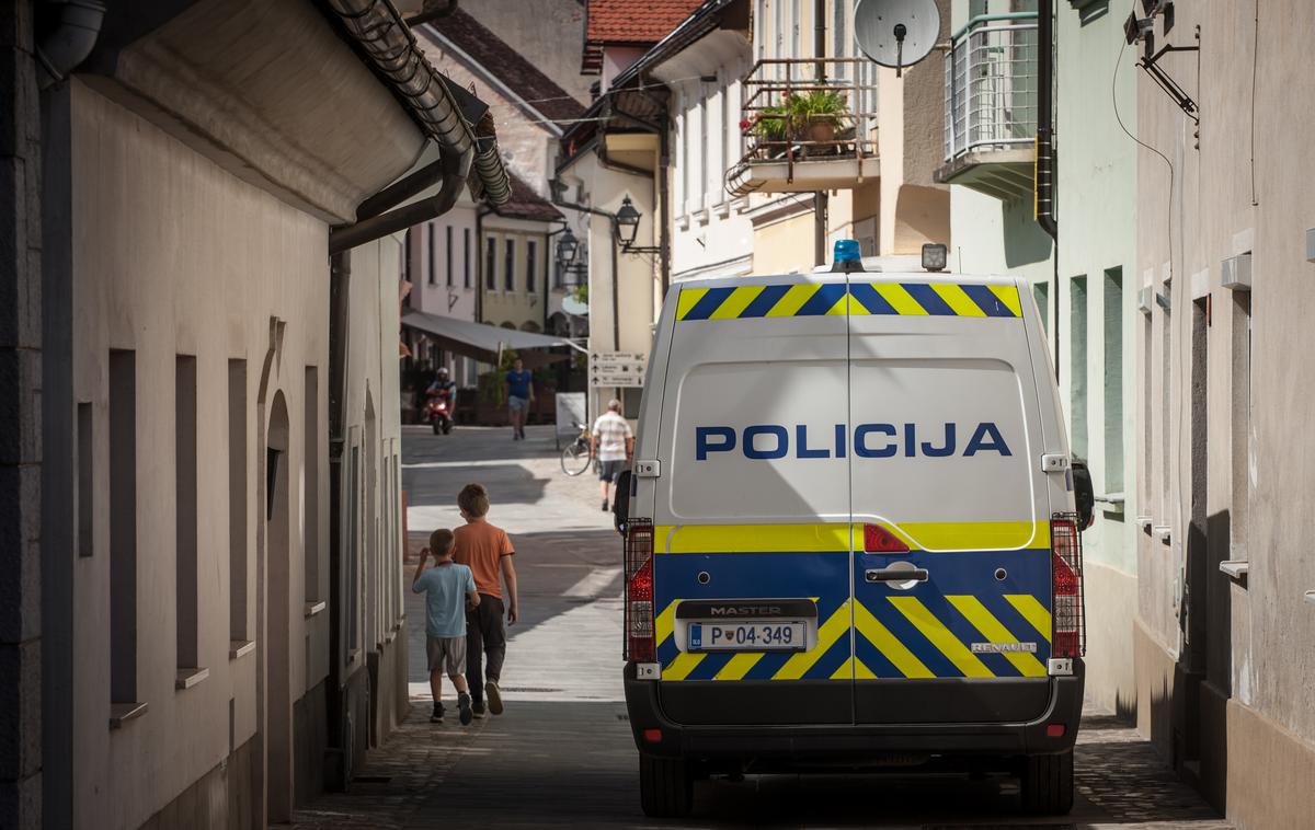 slovenska policija, policija, policijski kombi | Sistem pomožne policije je sicer eden temeljnih mehanizmov zagotavljanja zadostnih in ustrezno usposobljenih kadrovskih virov v primeru soočanja z zahtevnejšimi varnostnimi izzivi, so spomnili. | Foto Shutterstock