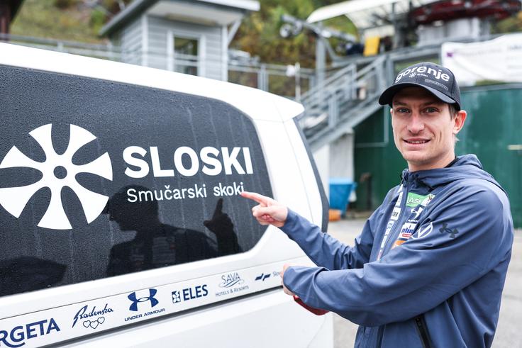 Nekdanji slovenski skakalec Andraž Pograjc je svoj največji uspeh dosegel z ekipno zmago v Planici leta 2013. Po tihem slovesu od tekmovalne kariere se je podal v nove izzive in danes deluje kot pomočnik trenerja Jurija Tepeša. | Foto: Aleš Fevžer