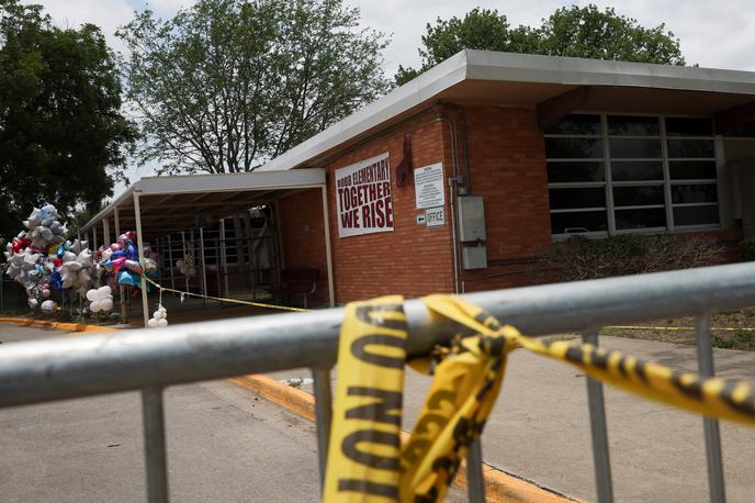 Teksas šola, streljanje, Uvalde | V strelskem napadu na osnovno šolo Robb je 24. maja umrlo 19 otrok, mlajših od 11 let, in dve učiteljici. Vsi so bili žrtve Salvadorja Ramosa, ki je pred napadom na šolo doma ustrelil babico. To je bil najbolj smrtonosen napad na šolo v ZDA v tem desetletju. | Foto Reuters