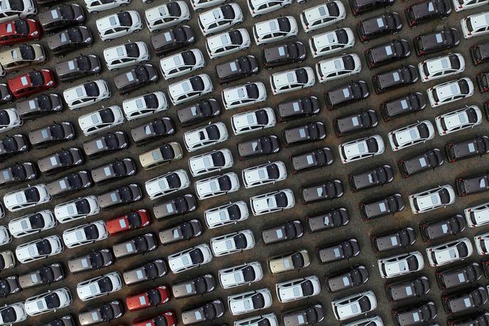 Parkirišče tovarna | V Evropski uniji so lani prodali 8,9 milijona novih avtomobilov z bencinskim in 4,6 milijona z dizelskim motorjem. | Foto Reuters