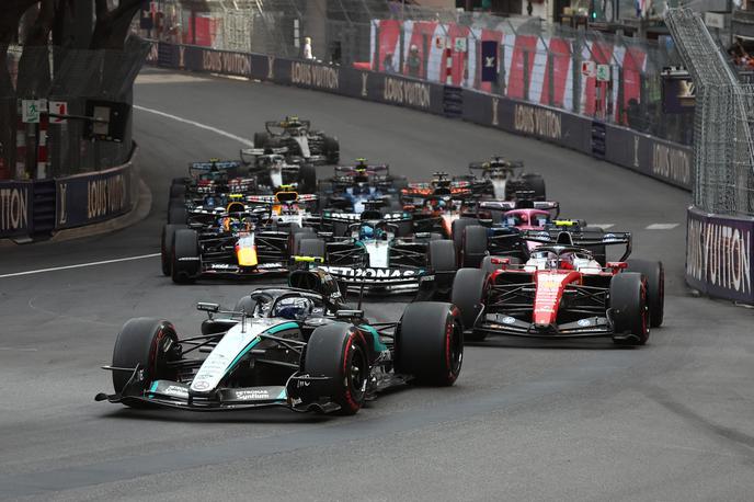 Monako štart Kimi Antonelli Lewis Hamilton | Osem krogov pred ciljem je Kimi Antonelli na ponovnem štartu zadržal za sabo Lewisa Hamiltona. | Foto Reuters