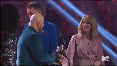 Večer, ko je John Travolta transvestita zamenjal za Taylor Swift #video