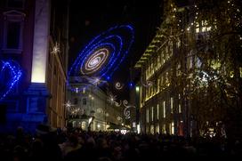 Ljubljana praznična okrasitev lučke december