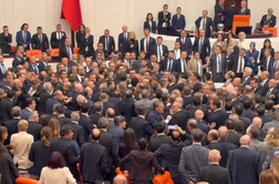 Poslanci so se stepli med glasovanjem. Erdogan ga je pohvalil. #video