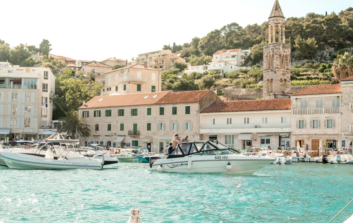 Hvar | Tridesetletnik se je ob padcu z višine hudo poškodoval.  | Foto Unsplash