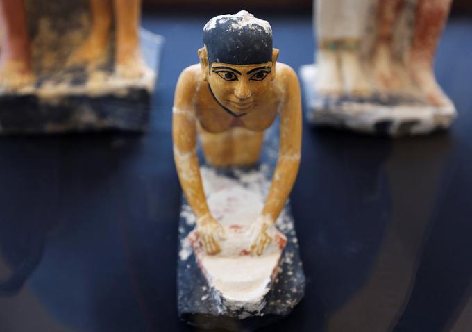 V grobnicah so odkrili še več drugih predmetov, vključno s sarkofagi, kipi in keramiko. | Foto: Reuters