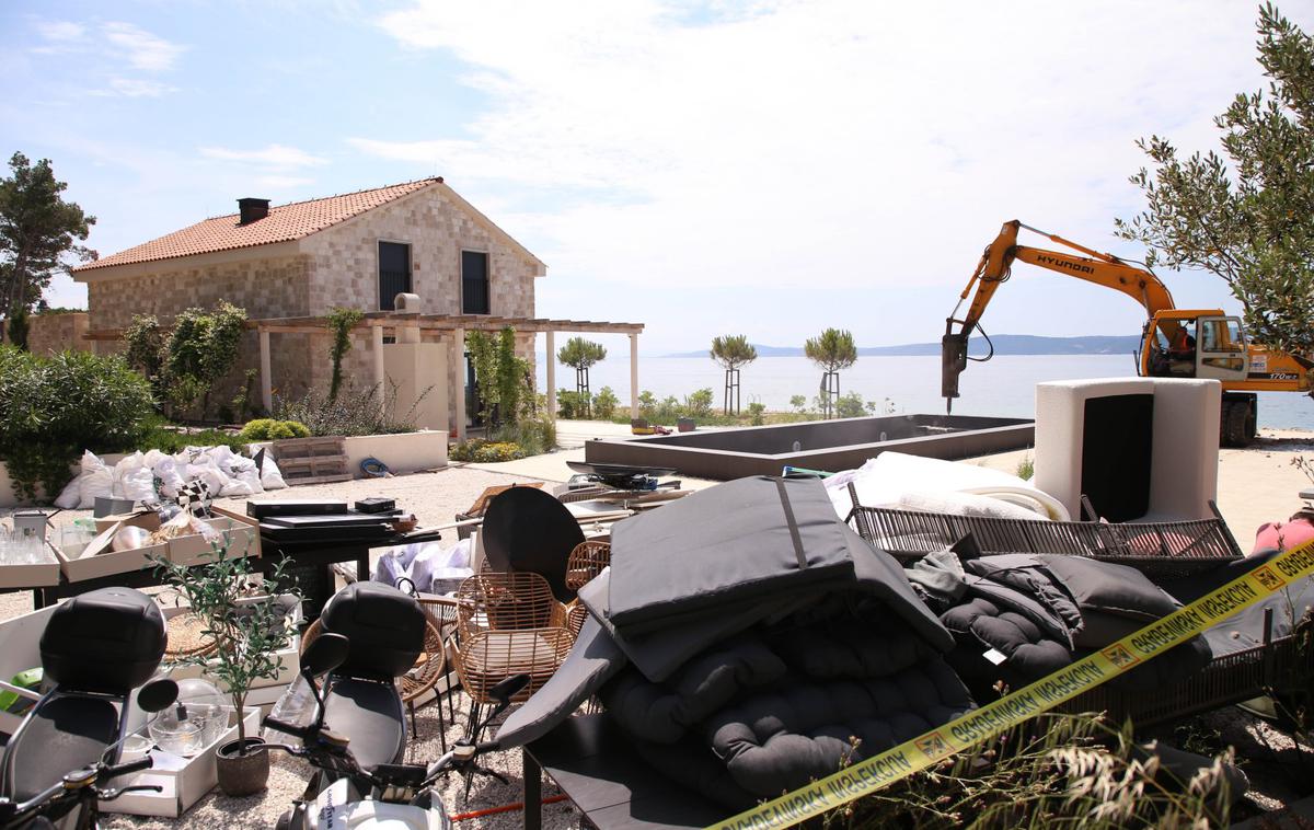 rušenje nelegalne gradnje na Hrvaškem | V Dalmaciji so lani pričeli z odstranjevanjem nezakonito zgrajenih objektov.  | Foto STA