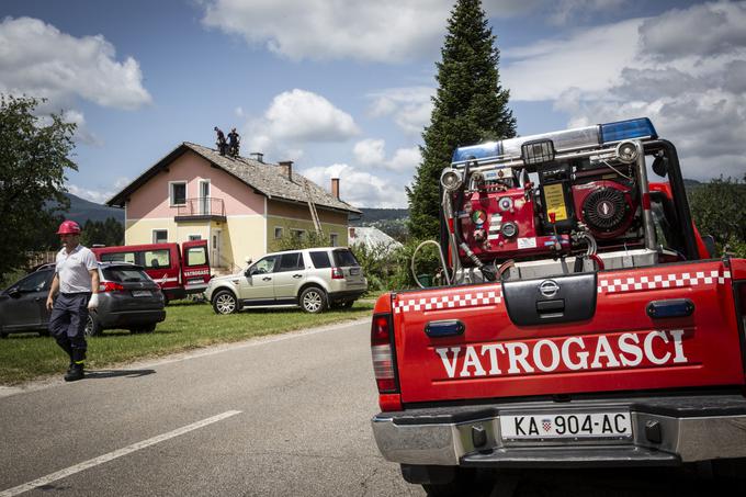 Gasilcem iz Črnomlja so na pomoč priskočili tudi hrvaški kolegi.  | Foto: Bojan Puhek