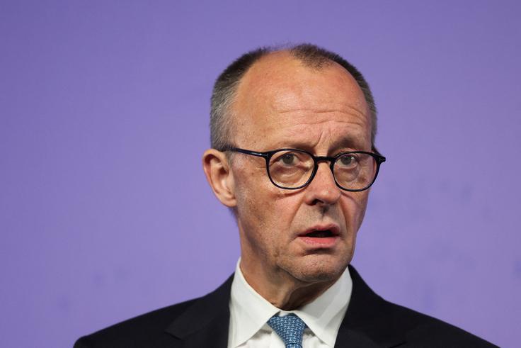 Hkrati je Merz spomnil na pretekle neuspele poskuse Iran odvrniti od jedrskega in raketnega programa ter na to, kako iranske oblasti zatirajo lastno ljudstvo. Belo hišo bo obiskal že drugič, odkar je maja lani postal nemški kancler. | Foto: Reuters