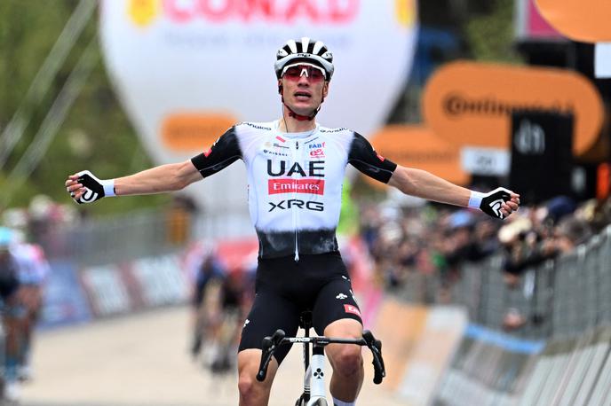 Juan Ayuso, Giro 2025 | Juan Ayuso je danes pokazal mišice in poslal opozorilo Primožu Rogliču. | Foto Reuters