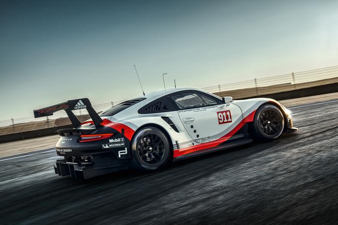 Porsche 911 RSR upoštevajoč predpise tehta 1243 kilogramov. Dolg je 4,557 metra, njegova medosna razdalja pa doseže 2,516 metra. V širino meri dobra dva metra (2.042 mm sprednja os in 2.048 mm zadnja os). | Foto: Porsche