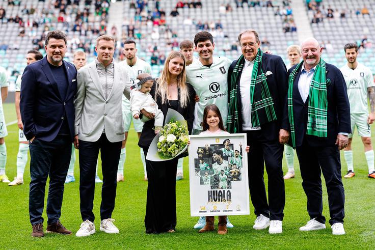 Tako sta se od ljubljanskega občinstva poslovila nekdanji kapetan Olimpije Agustin Doffo ... | Foto: Aleš Fevžer