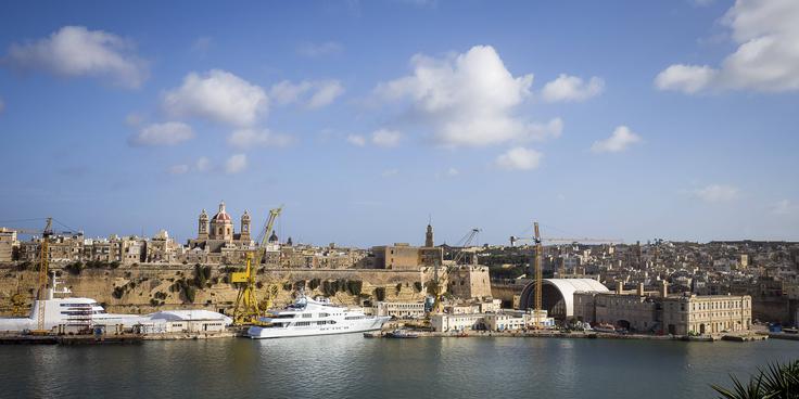 Malta, ki je članica EU, je ponujala t. i. zlati potni list: malteško državljanstvo v zameno za naložbo. Za ta program je Sodišče EU razsodilo, da ni v skladu z evropsko zakonodajo. Malta je program preoblikovala tako, da lahko posameznik dobi državljanstvo, če v državi zakonito živi od 12 do 36 mesecev, v tem času pa vlaga na Malti. Na fotografiji: La Valletta. | Foto: Guliverimage