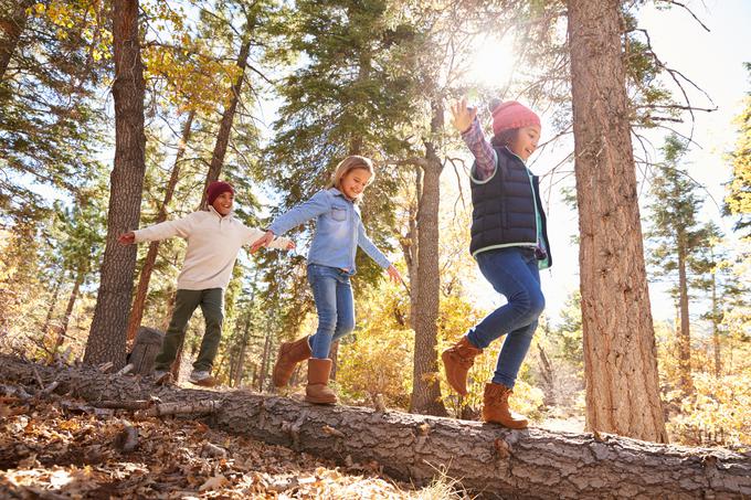 Za otroke je gibanje na svežem zraku izjemnega pomena, saj vpliva na njihovo odpornost, z aktivnostmi v naravi pa razvijajo tudi svoje gibalne in miselne sposobnosti. | Foto: Getty Images