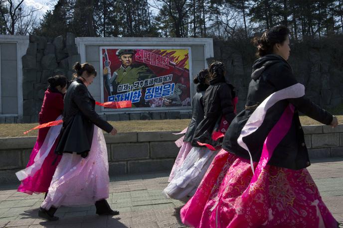 Severna Koreja | Po poročanju Amnesty International režim sili desettisoče ljudi, vključno s srednješolci, da se udeležujejo javnih usmrtitev. Namen tega je ustrahovanje in preprečevanje širjenja zahodnih idej. Fotografija je simbolična. | Foto Guliverimage