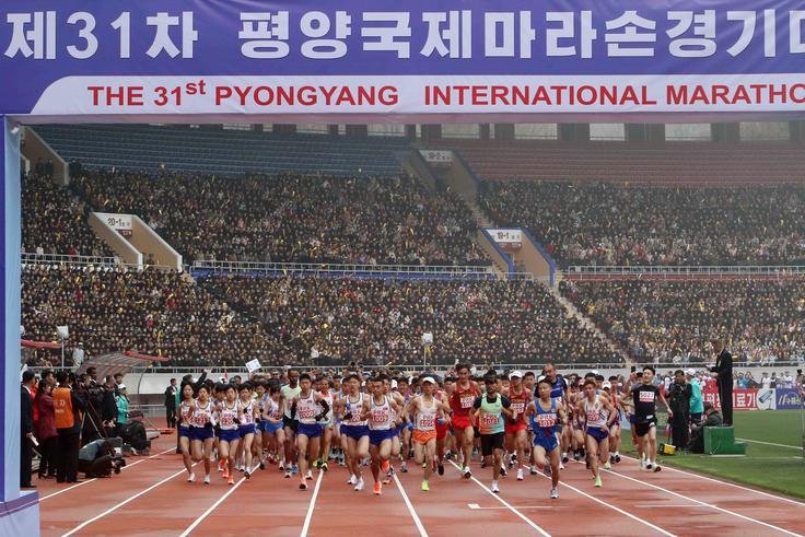 Proga je tekmovalce vodila skozi središče mesta, mimo glavnih znamenitosti prestolnice, start in cilj pa sta bila na stadionu Kim Il Sung. | Foto: Guliverimage
