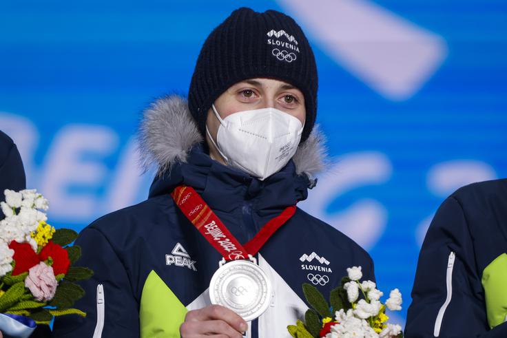 ... Cene Prevc prvič stojita na olimpijskem podelitvenem odru.  | Foto: Anže Malovrh/STA