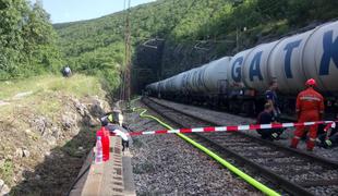 Nesreča vlaka: če bo kerozin onesnažil podtalnico, bo motena oskrba s pitno vodo #foto #video