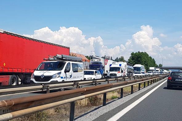 Na nekaterih mejnih prehodih do 45-minutni zastoji pri vstopu v državo