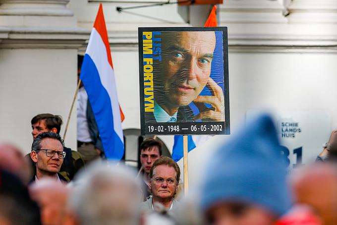 Wilders je nekakšni naslednik Pima Fortuyna, prvega nizozemskega politika, ki je postavil na noge uspešno protimigrantsko in protiislamsko stranko. Na fotografiji iz leta 2022 vidimo Fortuynove privržence, ki se spominjajo 20. obletnice atentata na Fortuyna. Eden od udeležencev nosi plakat s Fortuynovo fotografijo. | Foto: Guliverimage