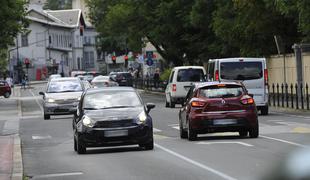 Slovenci in avto: novi podatki, kako odvisni smo od njih