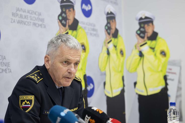 Kot je poudaril Kapun, so policisti v letu 2023 ugotovili 24.797 kršitev prepovedanih ravnanj voznikov, ki motijo pozornost in osredotočenost. | Foto: Matic Prevc/STA