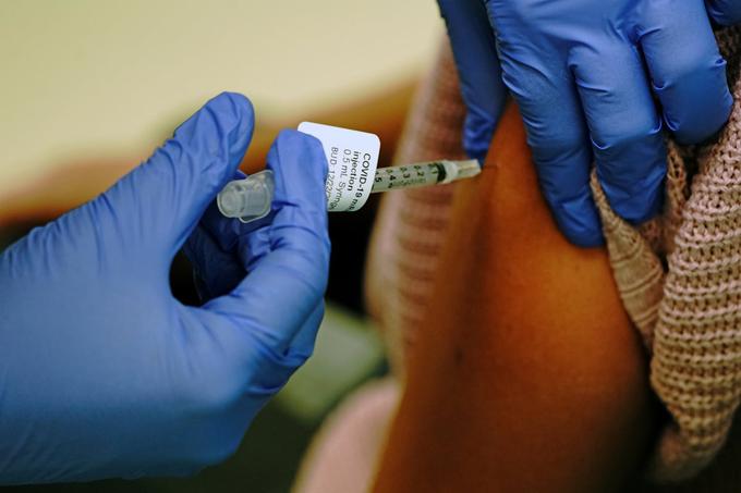 V Franciji so danes začeli proizvajati cepivo proti covidu-19 ameriškega farmacevtskega velikana Pfizer in nemške biotehnološke družbe BioNTech. | Foto: Reuters