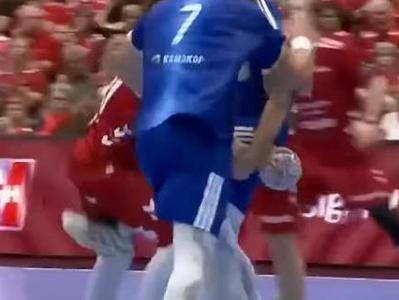 Grozljiv prekršek nad zvezdnikom: brcnil ga je v mednožje #video