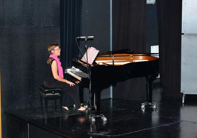 Študirala je klavir, zdaj pa le občasno spremlja zbore. | Foto: osebni arhiv/Lana Kokl