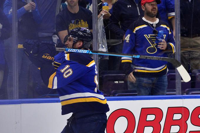 Brayden Schenn je bil tako jezen na odločitev sodnikov, da je razbil svojo hokejsko palico. | Foto: Reuters