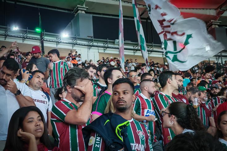 Navijači kluba Fluminense se med igro ne jezijo na nasprotnike temveč najpogosteje na svoje favorite, ko ne zadenejo gola ali naredijo prekršek. Pri tem mahajo z rokami, ob tem pa glasno vzklikajo besedo "puta" (kurbe). | Foto: K. M.