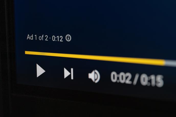 YouTube, oglasi | Oglasi, ki jih ni mogoče preskočiti, so za mnoge glavni razlog, zaradi katerega razmišljajo o naročnini na YouTube Premium ali pa so jo že sklenili. Premijska različica oglasov na YouTubu namreč ne pozna.  | Foto Shutterstock
