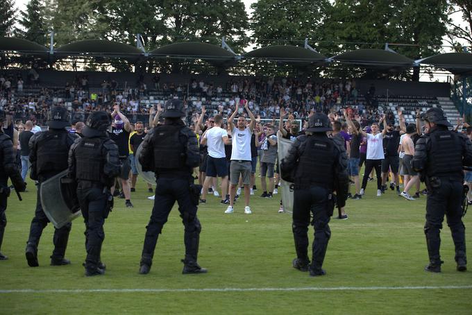 Navijači Maribora so na zelenici Fazanerije večkrat glasno skandirali "Mudri, ostani!" | Foto: Blaž Weindorfer/Sportida