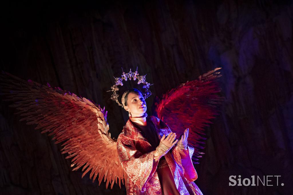 Žive jaslice v Postojnski jami