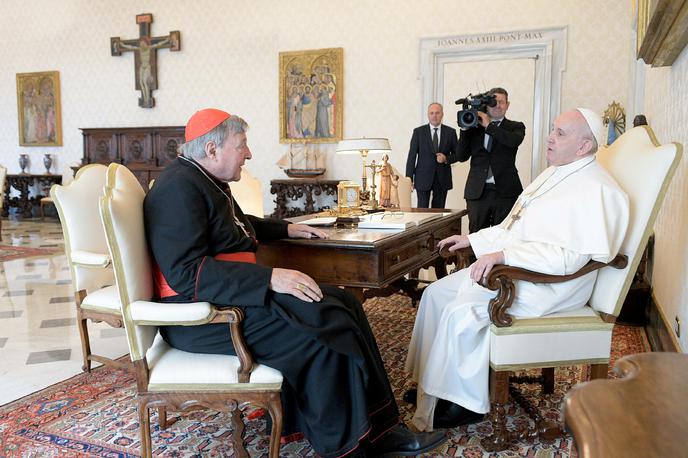 Kardinal | V zaporu Barwon blizu Melbourna v Avstraliji je preživel 12 mesecev, preden je avstralsko višje sodišče po pritožbi razveljavilo obsodbo. To mu je omogočilo vrnitev v Vatikan, kjer ga je sprejel tudi papež Frančišek.  | Foto Reuters