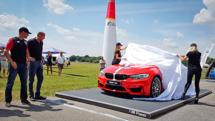 Čeprav ga z BMW veže pokroviteljska vez in je v luči dobrega sodelovanja skoraj dobesedno primoran izreči pohvalo, njegove besede zvenijo iskrene ravno tako kot tiste trajne ljubezenske zveze z nebom, hitrostjo in zadnjih nekaj let tudi z velikimi napihljivimi stožci tekmovanja Red Bull Air Race. | Foto: 
