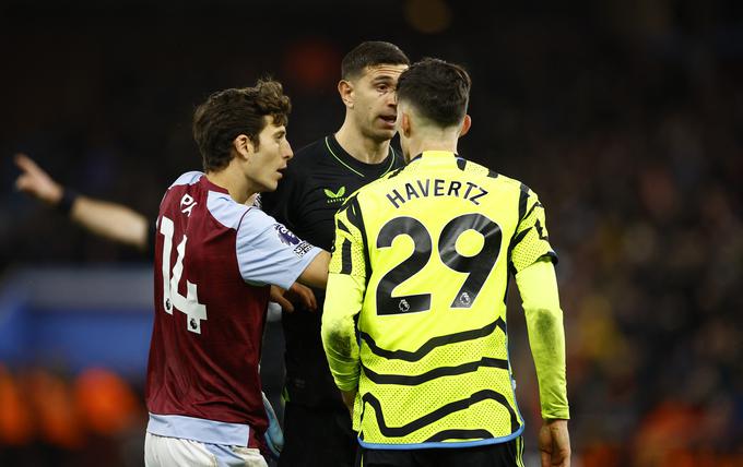 V zaključku tekme se je zaiskrilo med Kaijem Havertzom in vratarjem Aston Ville Emilianom Martinezom. | Foto: Reuters