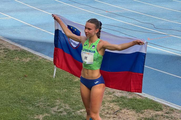 Živa Remic | 15-letna atletinja Živa Remic je Sloveniji na Ofemu v teku na 400 metrov pritekla medaljo zlatega leska.