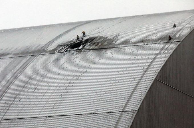 Konkretna luknja, ki jo je v zunanjem sloju zaščite, ki prekriva reaktor številka štiri, povzročil eksplozivni dron.  | Foto: Guliverimage