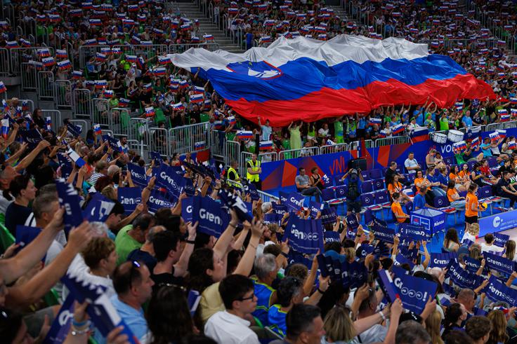 Slovenski odbojkarji imajo tudi tokrat bučno podporo s tribun. | Foto: Grega Valančič
