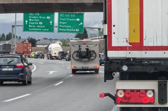 Na več avtocestnih odsekih daljši zastoji