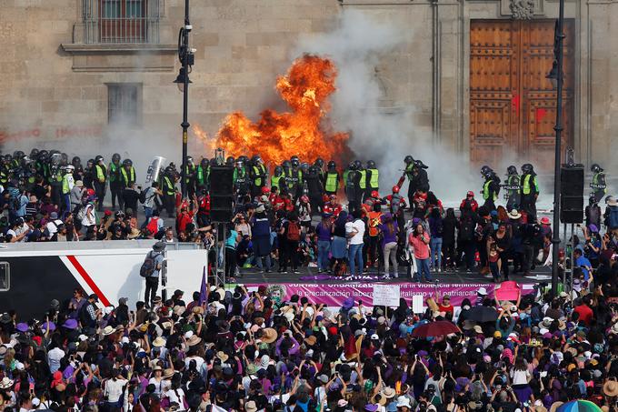 Protestniki v Čilu so opozarjali na umore žensk in deklet ter zahtevali spremembo ustave in odstop predsednika. | Foto: Reuters