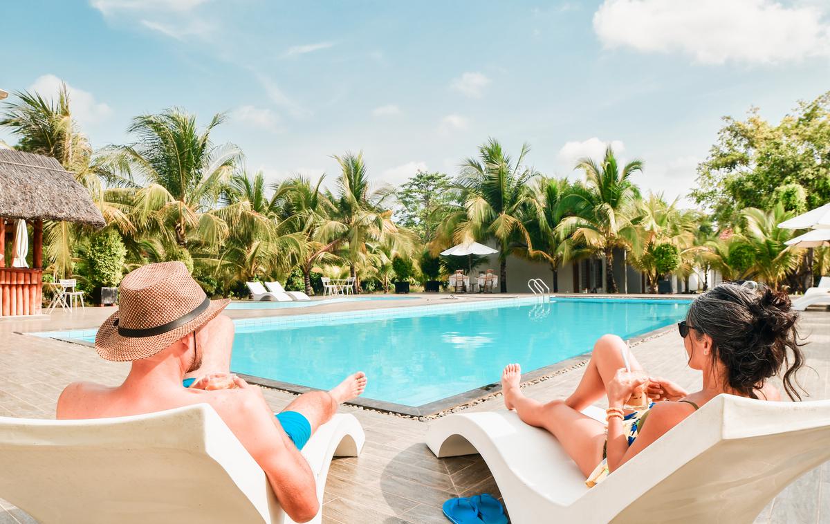 resort, letovišče, ležalniki, počitnice | Foto Shutterstock